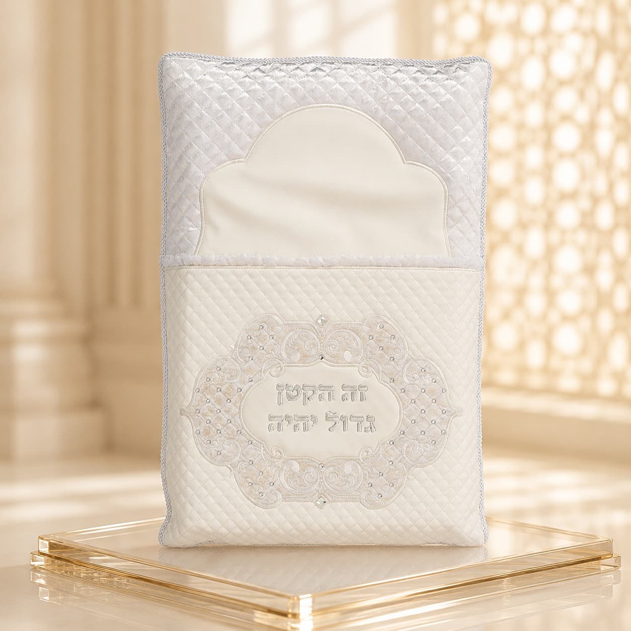 כרית לברית עם אותיות בולטות